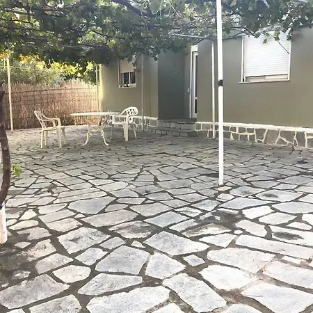 Beach House - 2 Km From - Full Kitchen 3/1 *