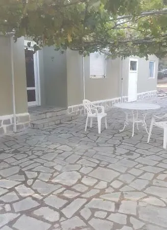 Beach House - 2 Km From - Full Kitchen 3/1 *